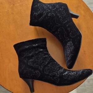 Impo Navika Sock Stretch  Black Brocade Patterned Ankle Boots. Size 8.5